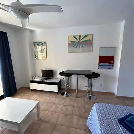 Modern Free Wifi Heated Pool Apartment