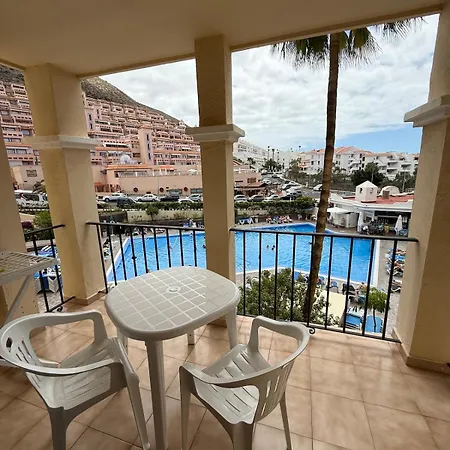 Modern Free Wifi Heated Pool Apartment