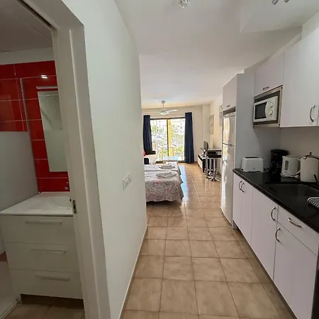 Modern Free Wifi Heated Pool Apartment *